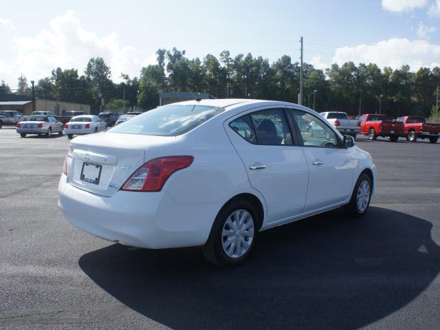 Nissan Versa 2012 photo 2