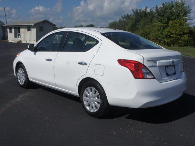 Nissan Versa 2012 photo 3