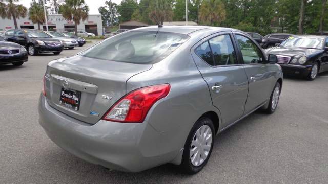 Nissan Versa Track Edition 3.8 Sedan