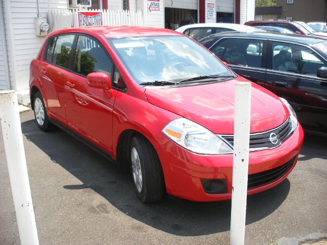 Nissan Versa Carrera C4S Hatchback