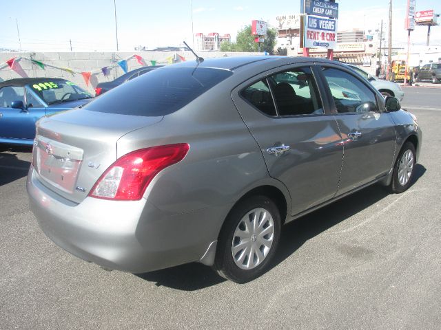 Nissan Versa Track Edition 3.8 Sedan