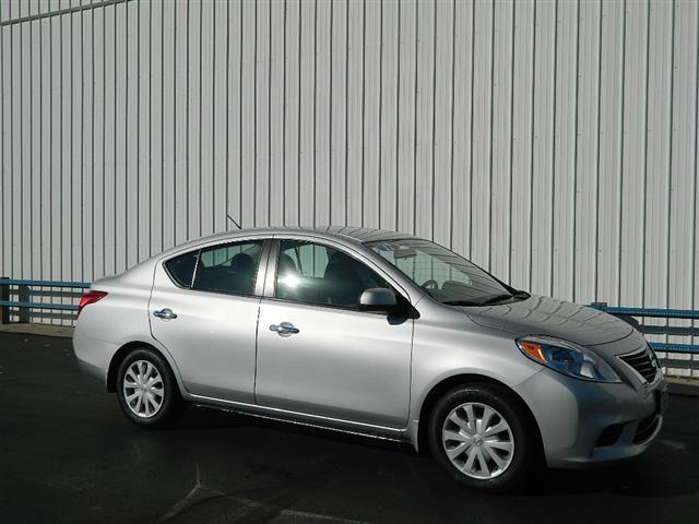 Nissan Versa 2012 photo 4