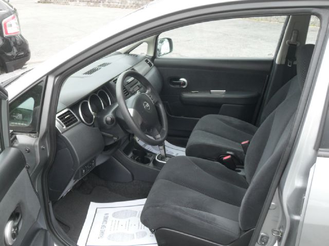 Nissan Versa 2012 photo 2