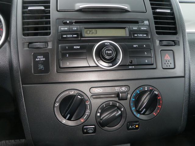 Nissan Versa 2012 photo 4