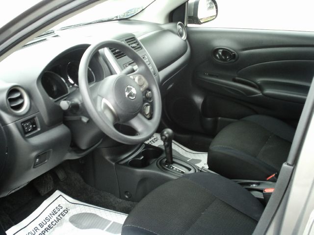 Nissan Versa 2012 photo 2