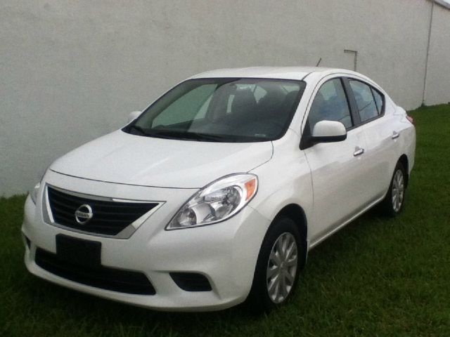 Nissan Versa 2012 photo 2