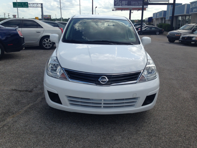 Nissan Versa 2012 photo 2