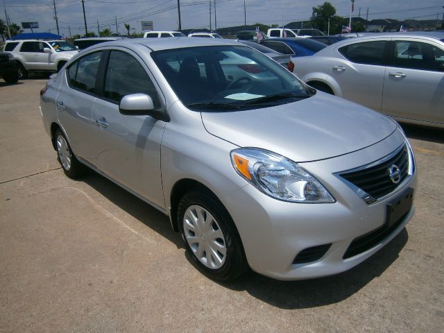 Nissan Versa 2012 photo 2