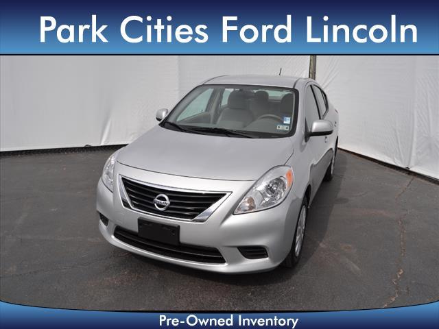 Nissan Versa 2012 photo 2