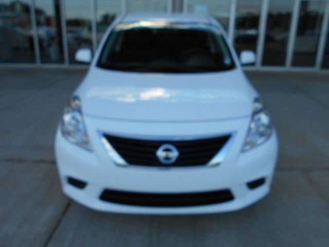 Nissan Versa 1500 SLE Ext. Cab 2WD Sedan