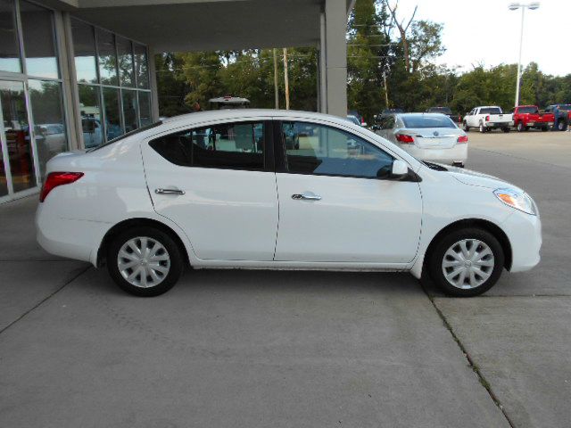 Nissan Versa 2012 photo 2