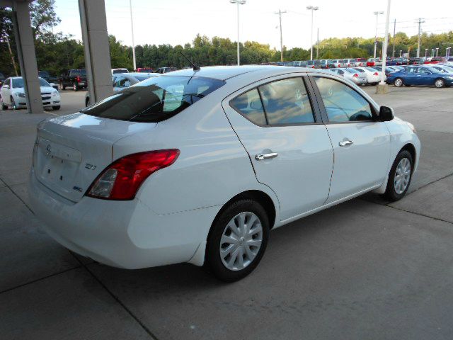 Nissan Versa 2012 photo 4