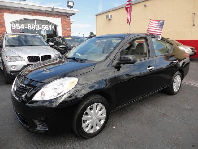 Nissan Versa 2012 photo 2