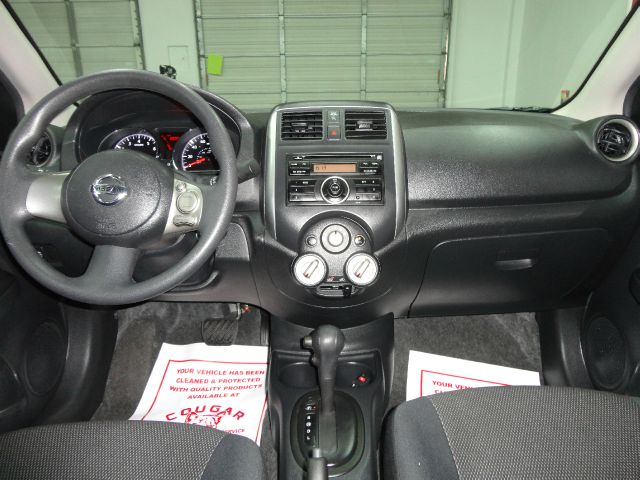 Nissan Versa Track Edition 3.8 Sedan