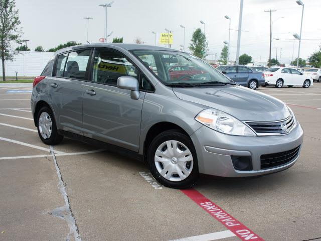 Nissan Versa 2012 photo 2