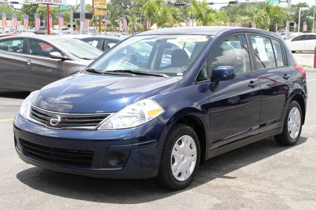 Nissan Versa Carrera C4S Hatchback