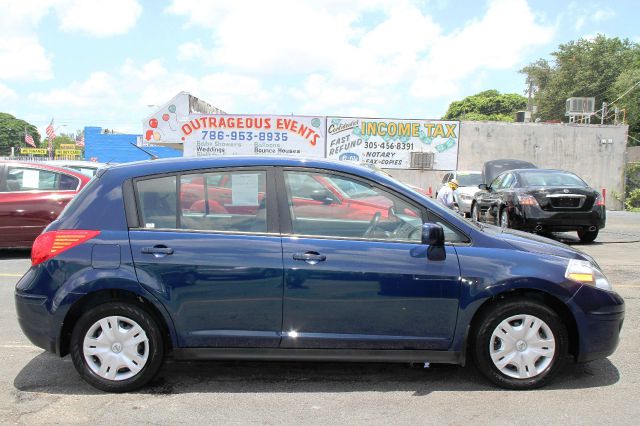 Nissan Versa 2012 photo 2