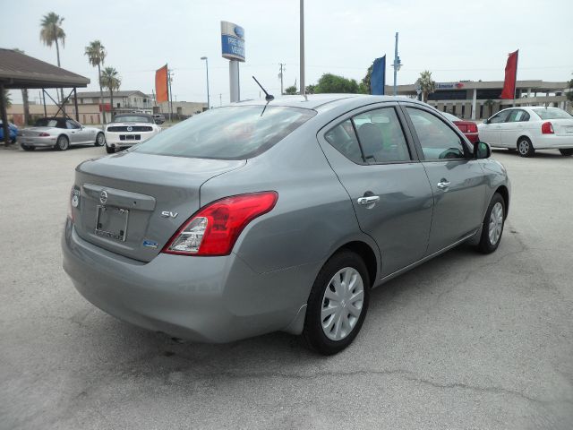 Nissan Versa 1500 SLE Ext. Cab 2WD Sedan