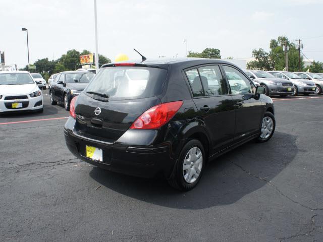 Nissan Versa 2012 photo 2