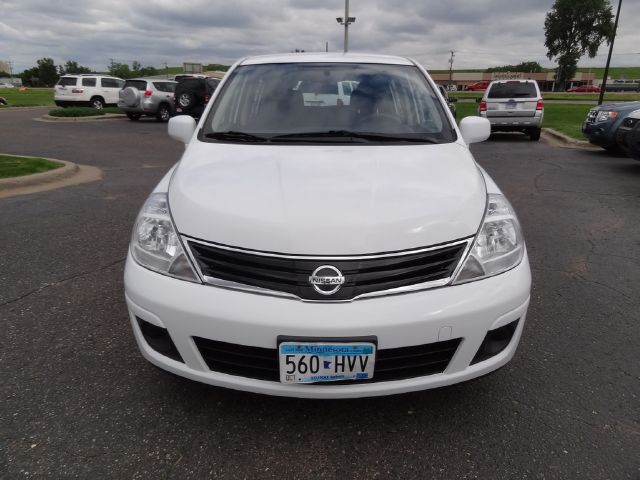 Nissan Versa Carrera C4S Hatchback