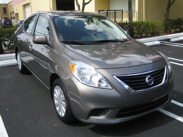 Nissan Versa Track Edition 3.8 Sedan