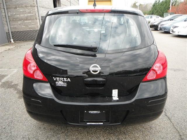 Nissan Versa 2012 photo 3