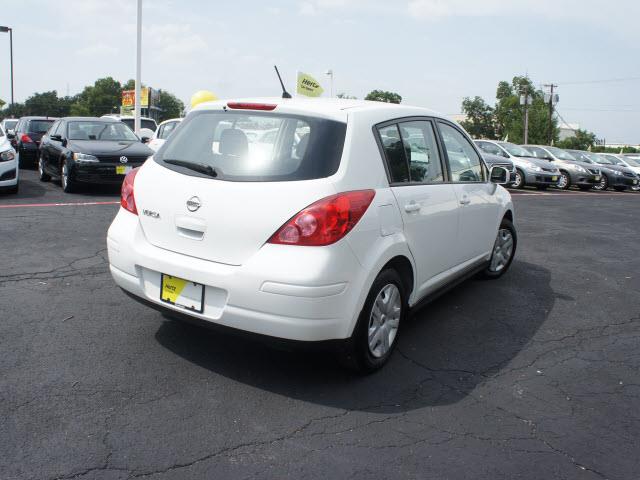 Nissan Versa 2012 photo 3