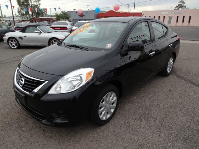 Nissan Versa 2012 photo 2