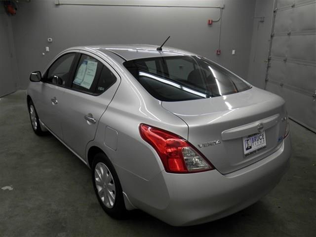 Nissan Versa 2012 photo 4