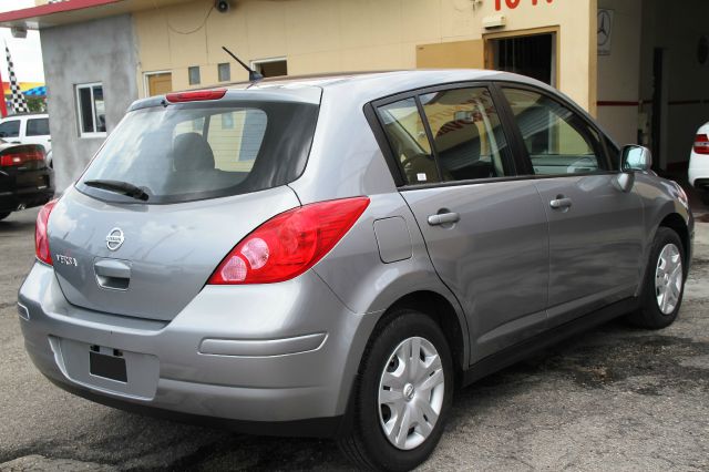 Nissan Versa 2012 photo 2