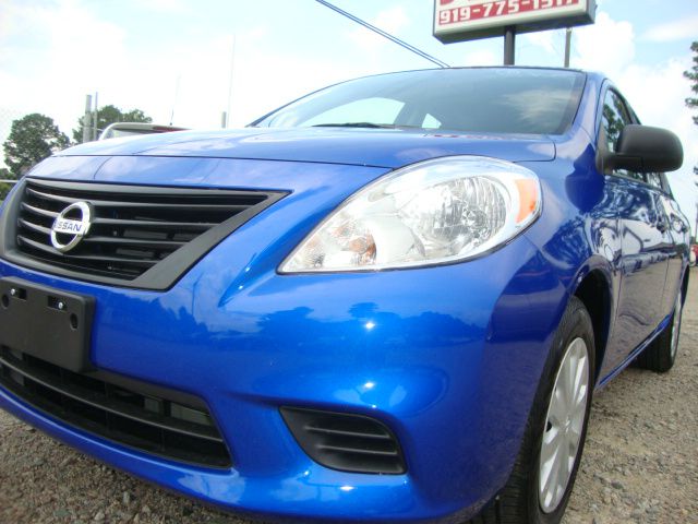 Nissan Versa 2013 photo 2