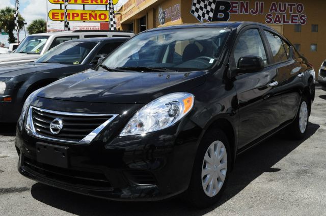 Nissan Versa 2013 photo 2