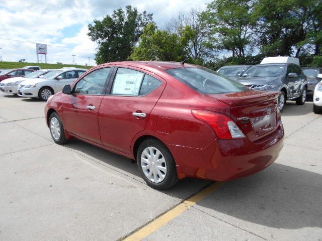 Nissan Versa 2014 photo 3