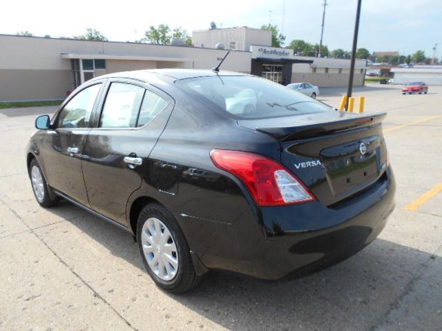 Nissan Versa 2014 photo 12