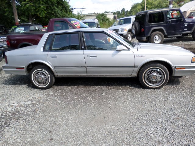 Oldsmobile Cutlass Ciera 1988 photo 2