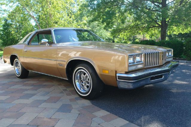 Oldsmobile Cutlass Supreme 1977 photo 2