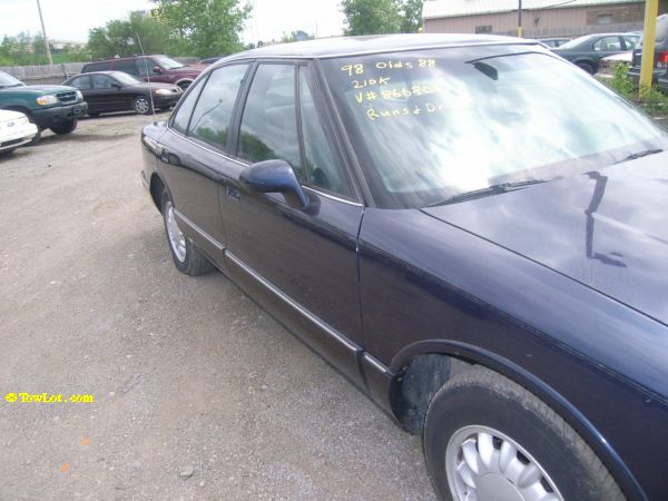 Oldsmobile Eighty Eight 1998 photo 3