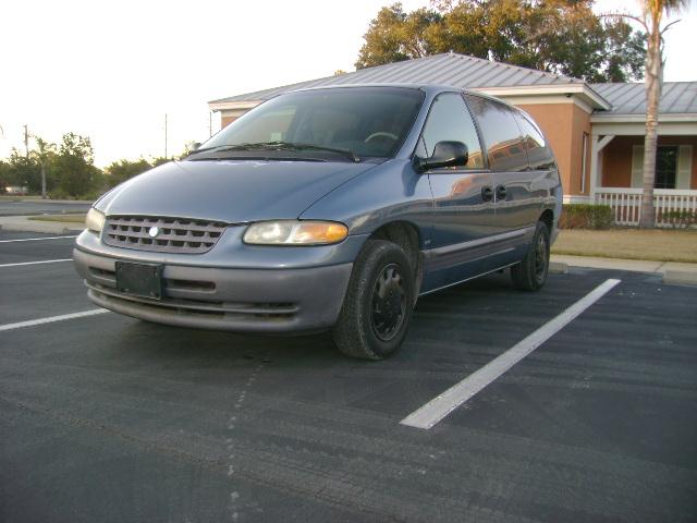 Plymouth Grand Voyager 1996 photo 2