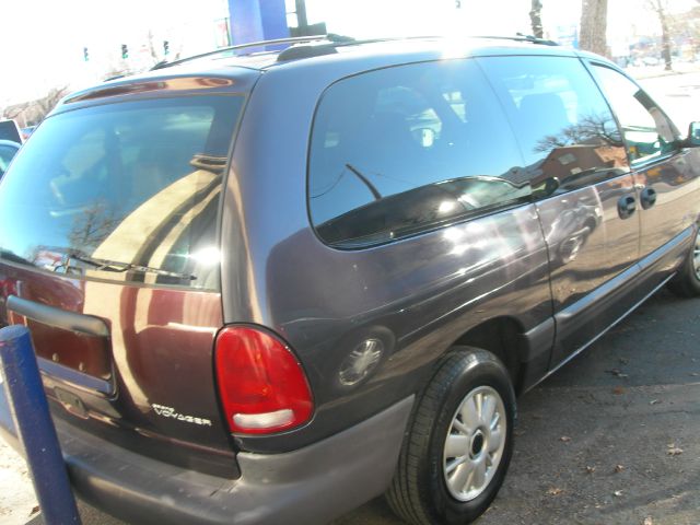 Plymouth Grand Voyager 1996 photo 1