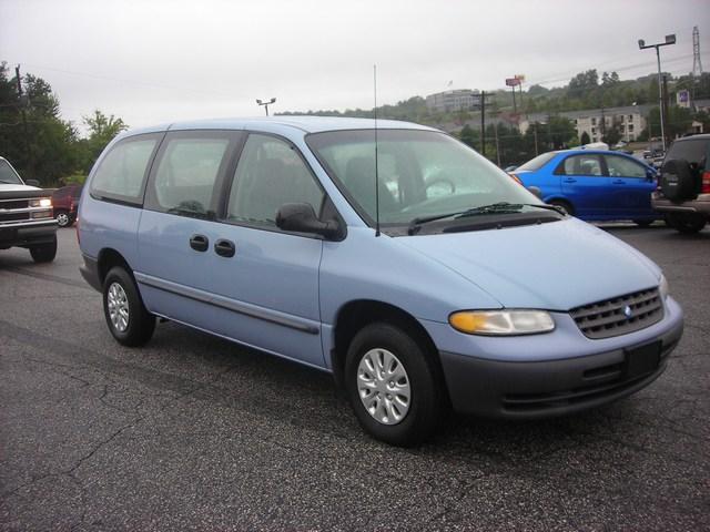 Plymouth Grand Voyager 1996 photo 1