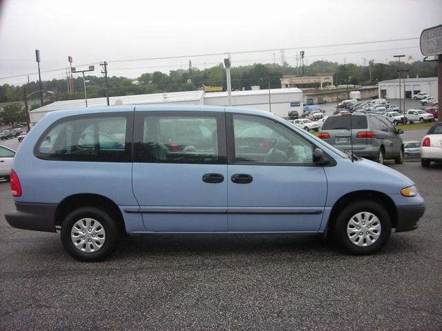 Plymouth Grand Voyager 1996 photo 2