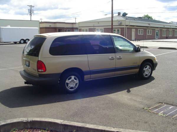 Plymouth Grand Voyager 1999 photo 1