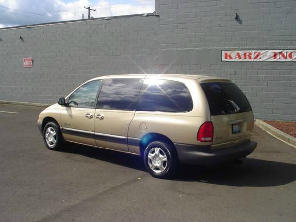 Plymouth Grand Voyager 1999 photo 2