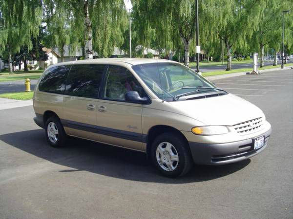 Plymouth Grand Voyager 1999 photo 3