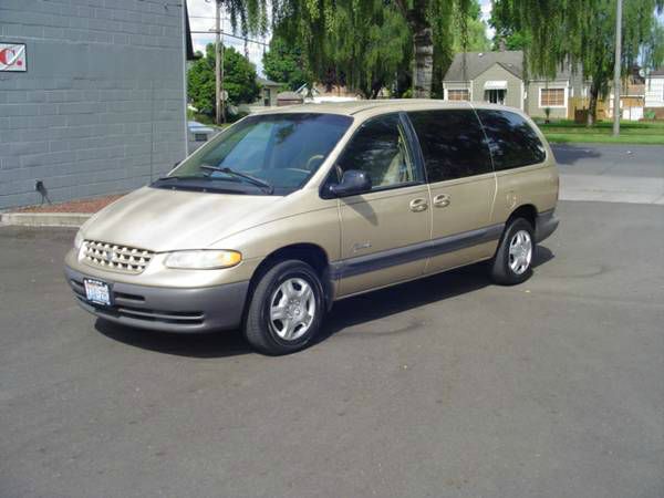 Plymouth Grand Voyager 1999 photo 4