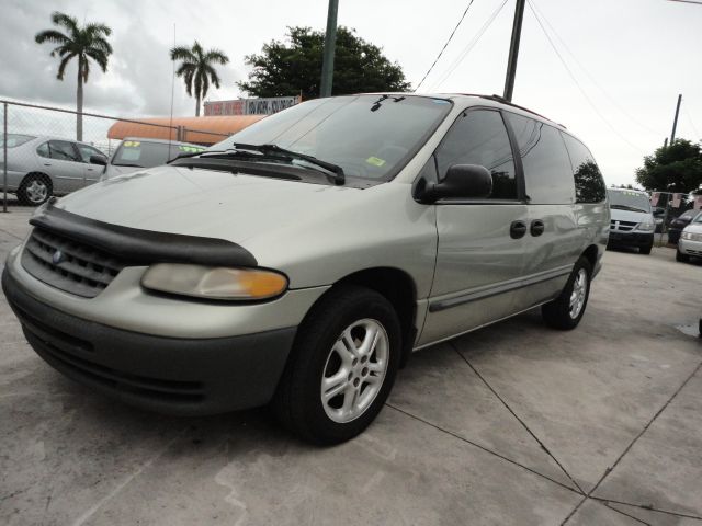 Plymouth Grand Voyager 1999 photo 2