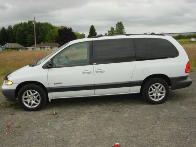 Plymouth Grand Voyager 1999 photo 2