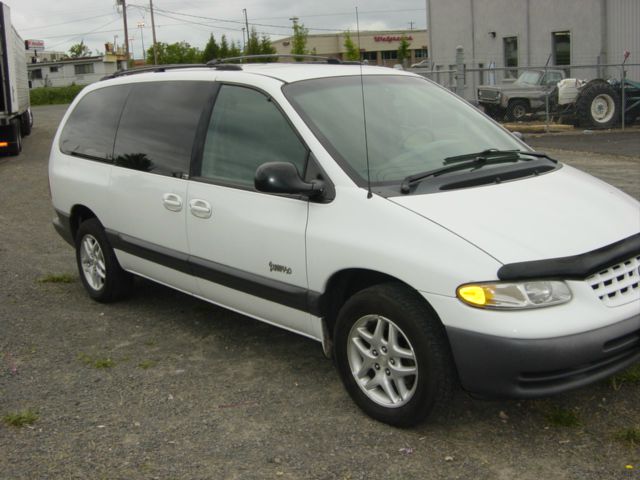 Plymouth Grand Voyager 1999 photo 3