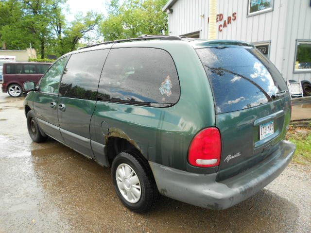 Plymouth Grand Voyager 1999 photo 2