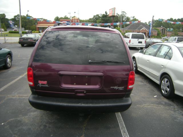 Plymouth Grand Voyager 1999 photo 1